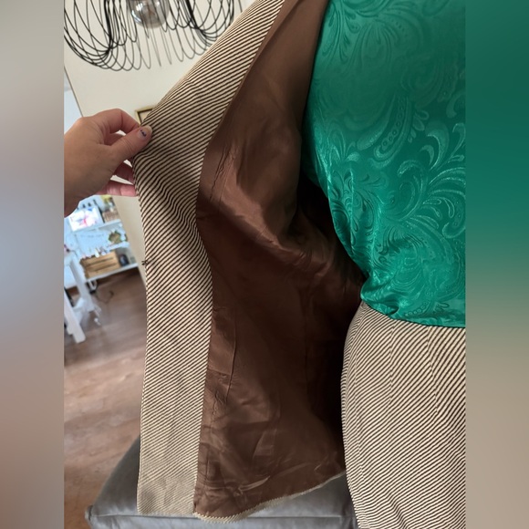 Emanuel Ungaro Women's Tan Jacket & Skirt Suit Set - Picture 3 of 10